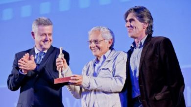 Vladimir Carvalho recebe o prêmio do governador Rodrigo Rollemberg e do secretário de cultura Guilherme Reis. Foto: ObjetoSim
