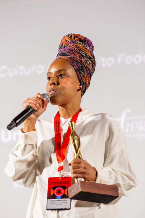 Milena Manfredini agradece ao prêmio de Melhor Curta Metragem no 58º Festival de Brasília