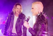 Xuxa e Jamie Campbell Bower participam da Parada Estranha, evento da Netflix para divulgar Stranger Things