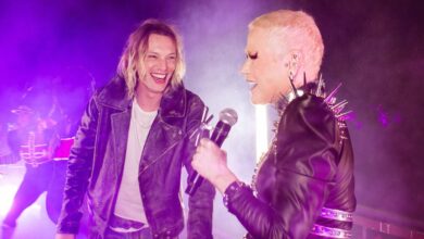 Xuxa e Jamie Campbell Bower participam da Parada Estranha, evento da Netflix para divulgar Stranger Things